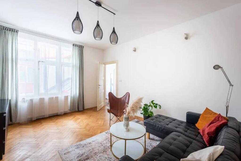 2 Bedrooms Apt Near Wenceslas Sq Prága Kültér fotó