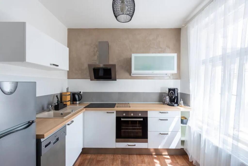 2 Bedrooms Apt Near Wenceslas Sq Prága Kültér fotó
